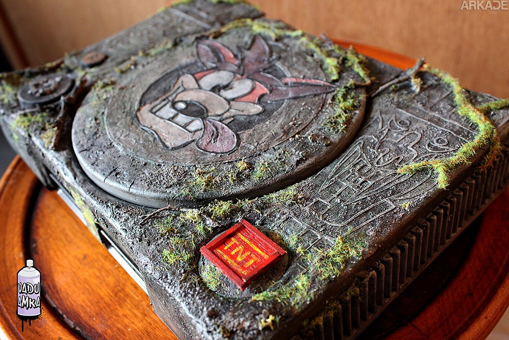 Olha só esse Playstation customizado do Crash Bandicoot que é pura nostalgia!