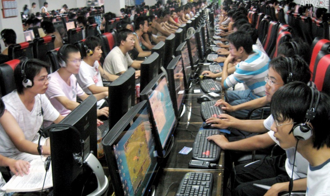 Tribuna Arkade: jovem chinesa dá à luz sozinha no meio de uma lan house... e continua jogando!