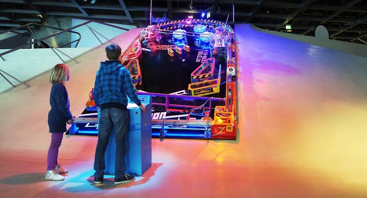 Curte pinball? Então você vai pirar com essa máquina de pinball gigante totalmente funcional!