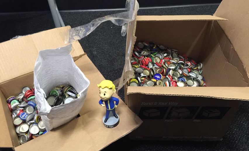 Lembra do cara que quis comprar Fallout 4 com tampinhas de garrafa? Ele conseguiu!