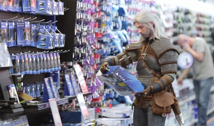 Câmera Escondida na Polônia mostra Geralt comprando seu próprio The Witcher 3 na loja