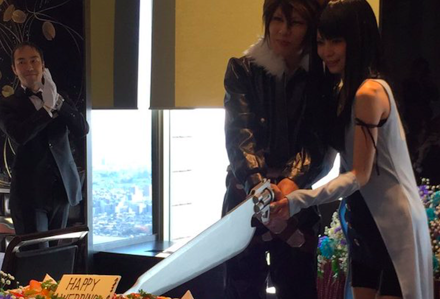 "Squall e Rinoa" japoneses se casam, com bolo cortado por uma Gunblade