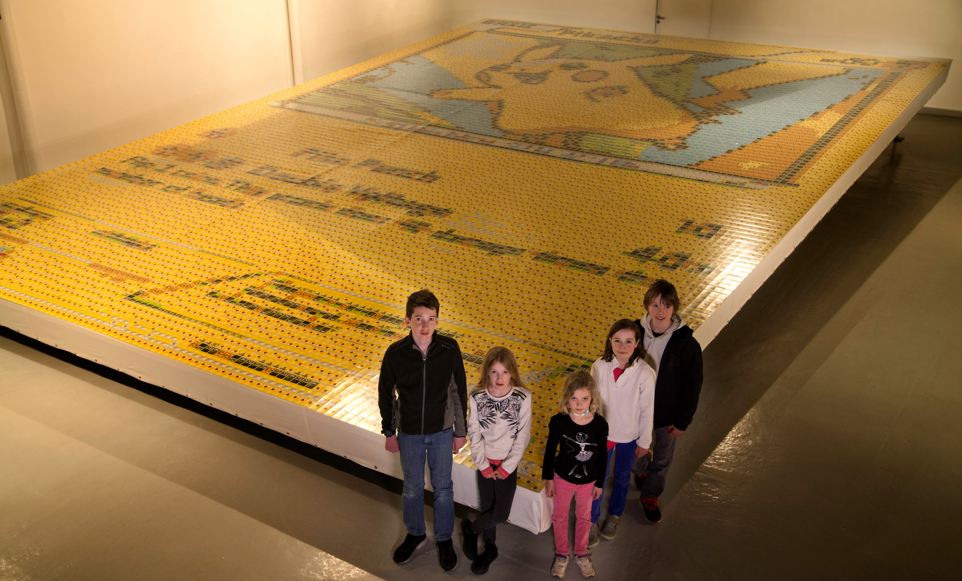 Olha que irado esse card gigante do Pikachu feito com mais de 12 mil cards de Pokémon!