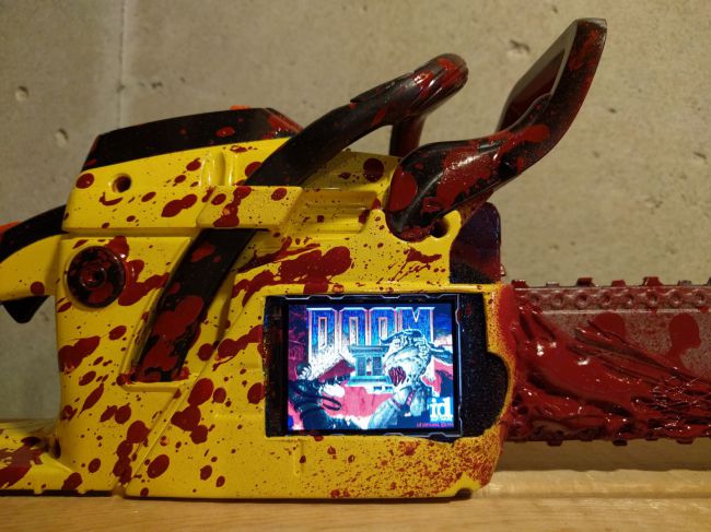 Esta motoserra rodando Doom 2 é boa demais para ser verdade