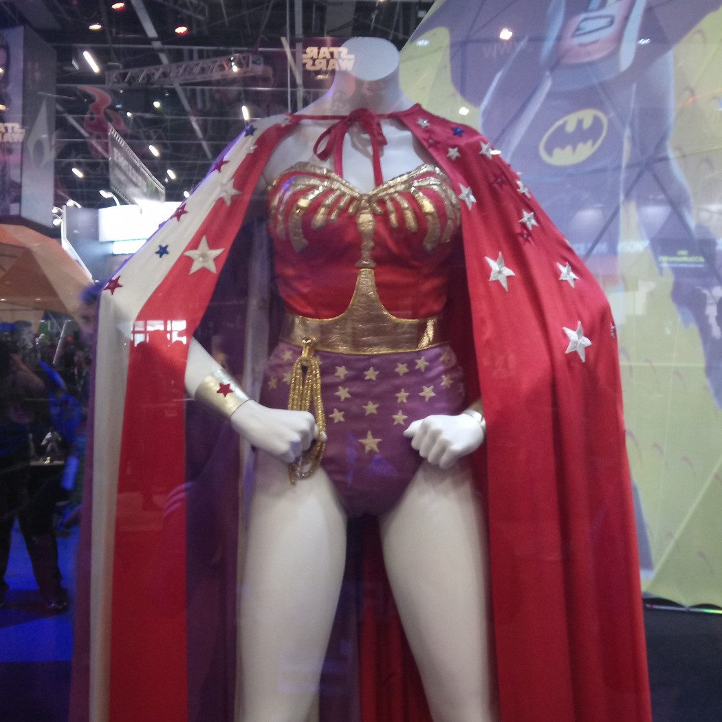 CCXP 2016: Mulher Maravilha comemora 75 anos, com traje da série dos anos 70 em exposição
