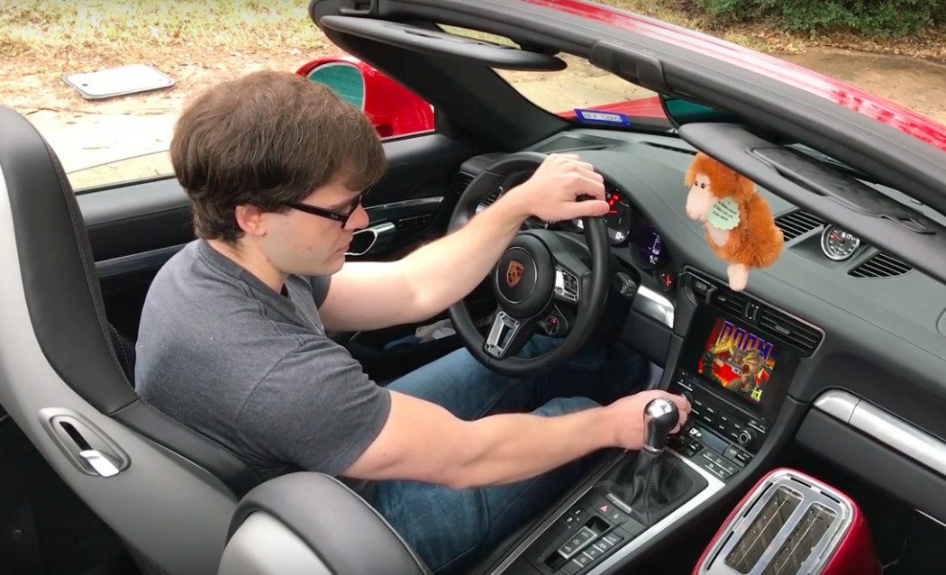 O Porsche 911 (e qualquer outro carro) é a maneira mais maluca até o momento de se jogar Doom