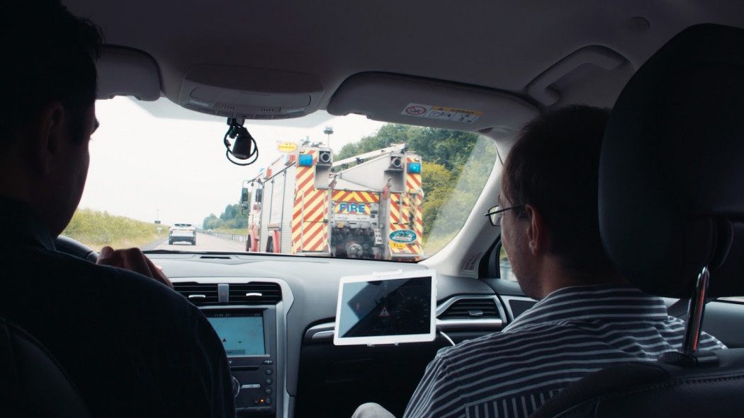 Tecnologia da Ford busca avisar sem sirenes a chegada de um veículo de emergência
