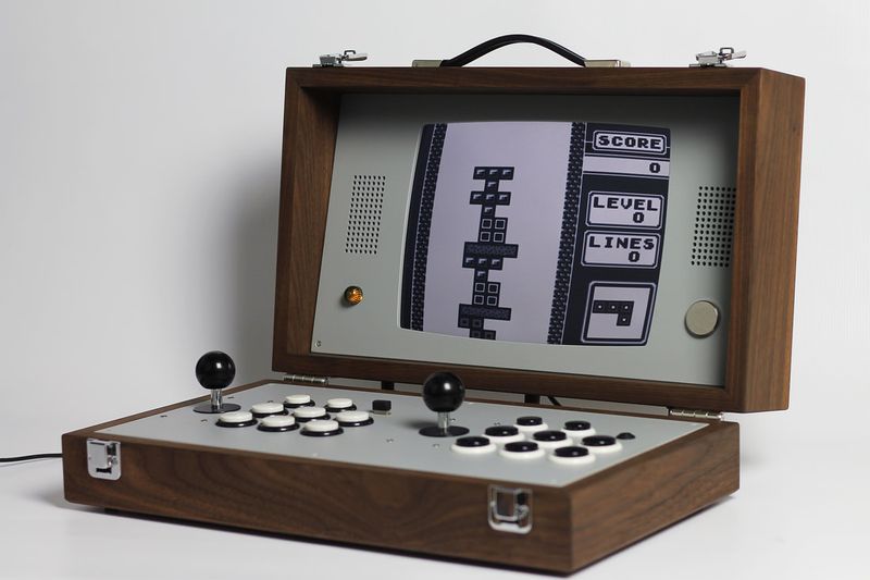 O Cary42 é este elegante arcade de madeira portátil que vale quase que dez mil reais
