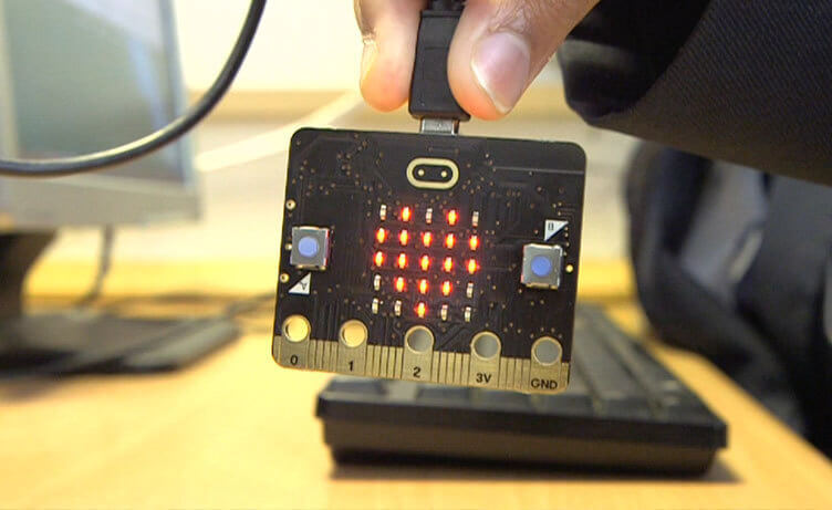 Conhecemos o micro:bit, dispositivo que ensina crianças a programar