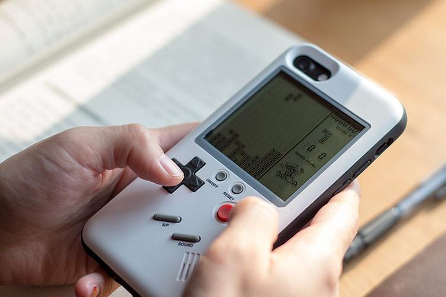 Este case de iPhone te leva de volta aos tempos de Game Boy e dos minigames 999 in 1