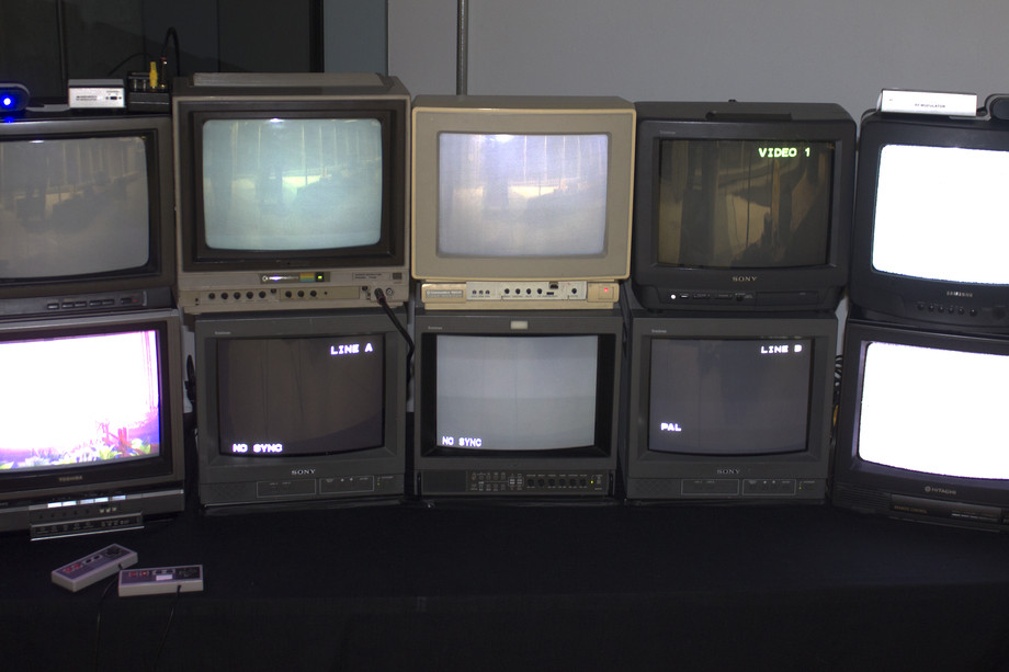 Estudante desenvolve console retrô "futurista" que permite jogar Pong em 10 TVs antigas