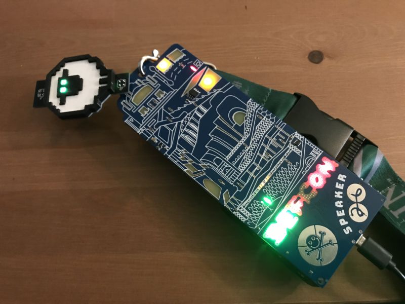 Este crachá de um evento hacker tem um game em texto como os dos anos 80