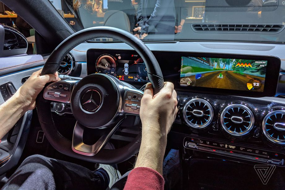 Que tal usar um Mercedes-Benz como controle para games como Mario Kart?