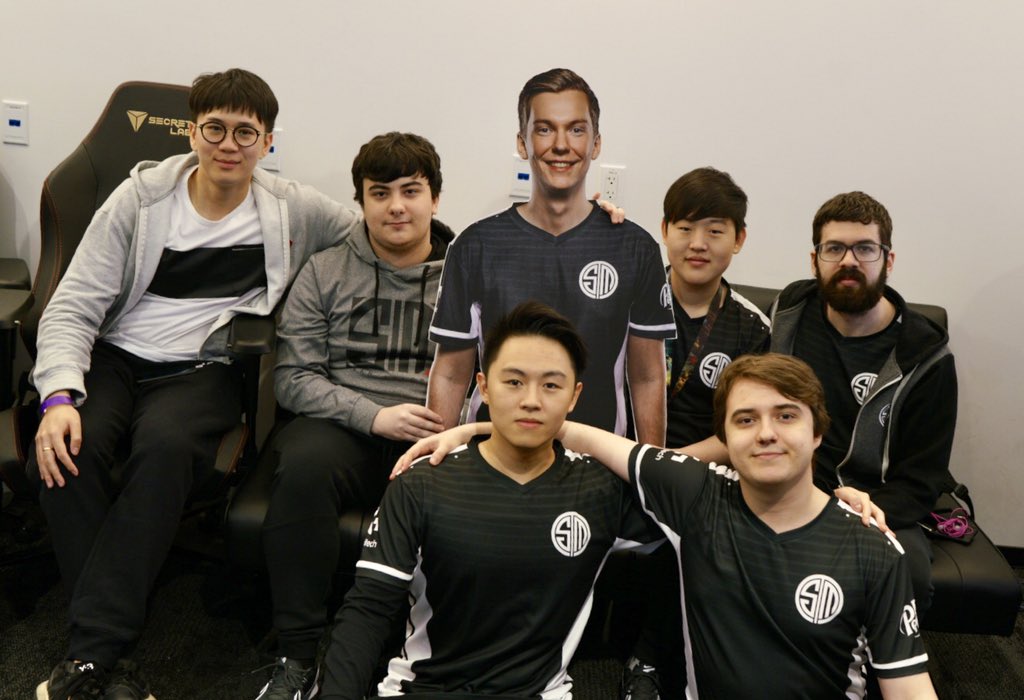 Jogador da TSM não consegue visto para os EUA, disputa final no Canadá e é representado por um boneco de papelão.