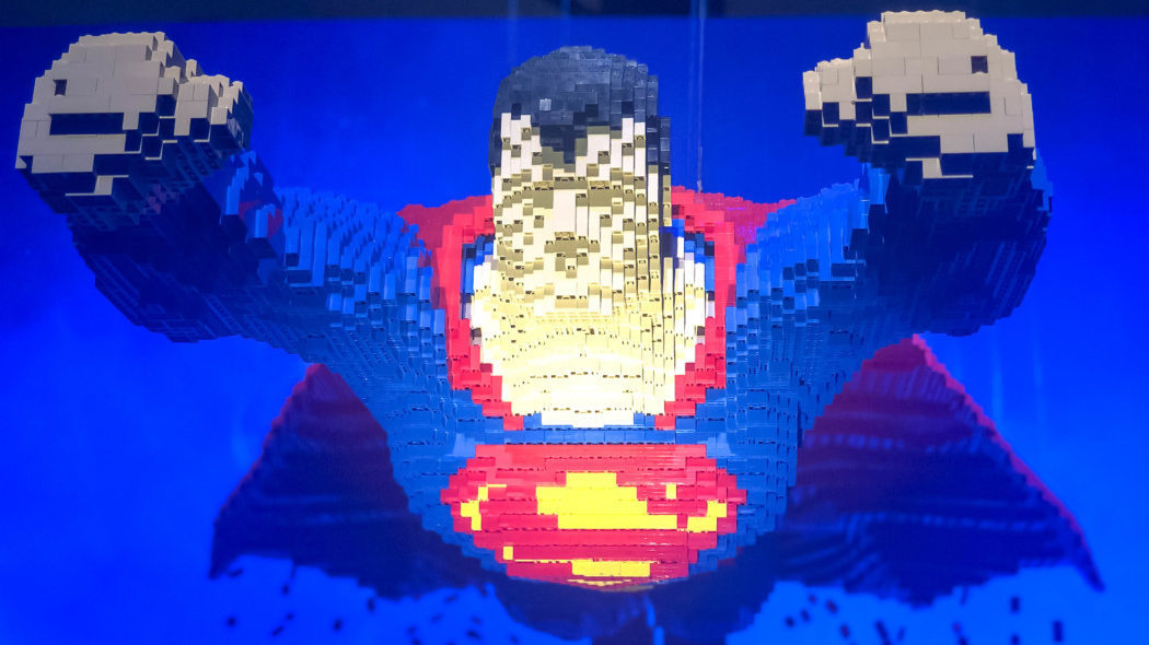 The Art of the Brick celebra a história dos heróis da DC com peças de Lego