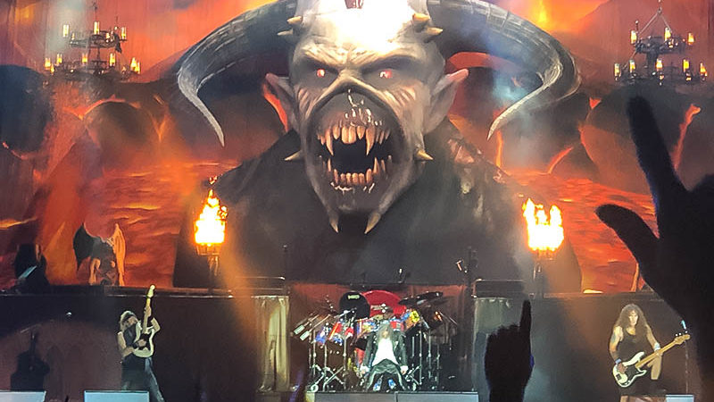 Iron Maiden leva o seu "teatro do metal" em show poderoso em São Paulo