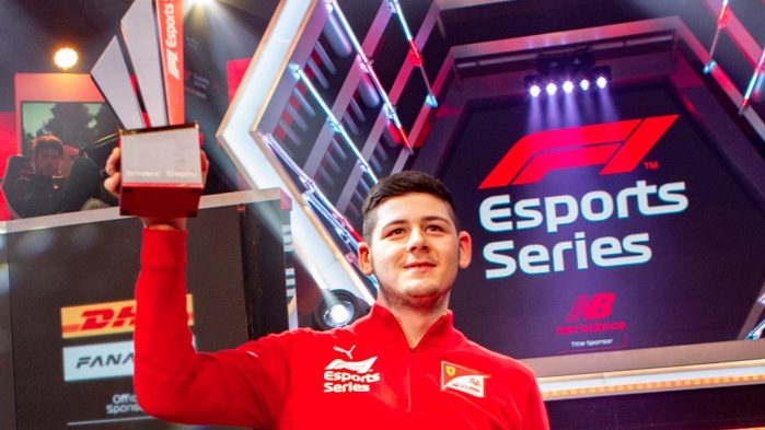 David Tonizza, da Ferrari, é o campeão mundial da F1 Esports Series 2019