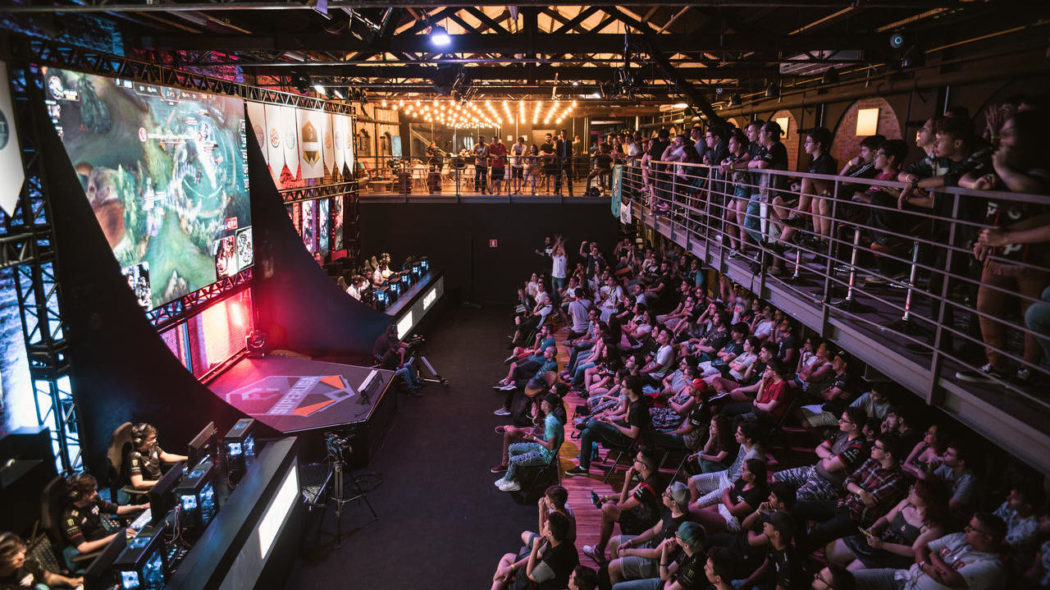 Pesquisa diz que fãs de eSports investem mais do que o restante dos brasileiros