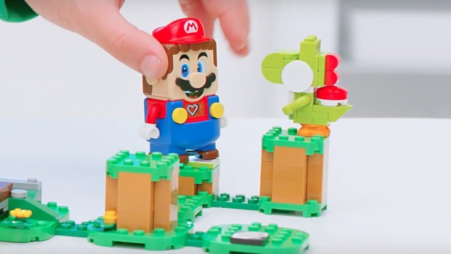 Lego Super Mario traz a construção de "fases" em blocos, e interatividade