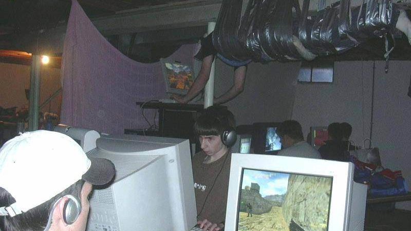 A história do jovem preso por fita no teto jogando Counter-Strike ganhará um documentário