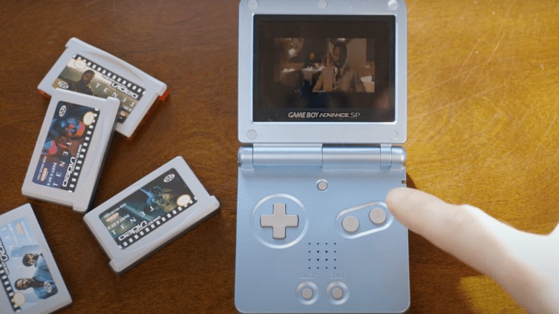 Filme Tenet foi convertido em seis cartuchos de Game Boy Advance, rodando a 6FPS