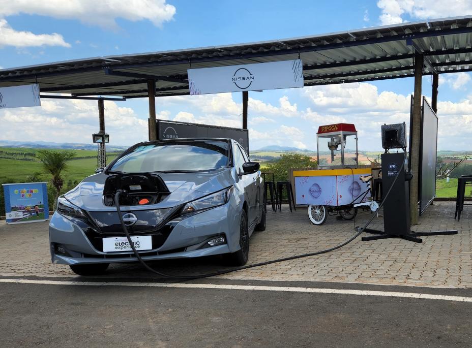 Nissan Leaf gera energia para manter uma pipoqueira funcionando em exposição