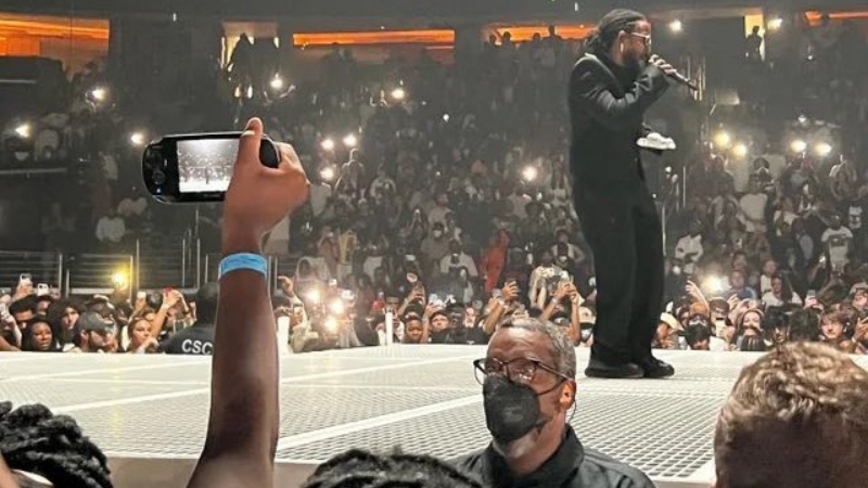 Fã de Kendrick Lamar filma show do cantor com um PS Vita