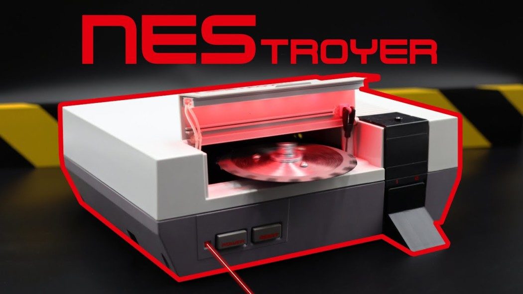 Alguém transformou um NES em um robô de combate com serra circular e tudo!