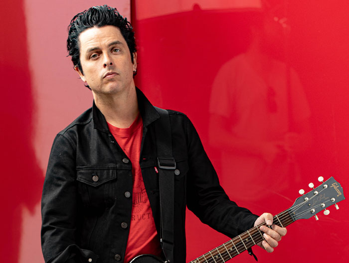 Billie Joe vai em um pub, ouve um cover do Green Day e resolve cantar junto com a banda