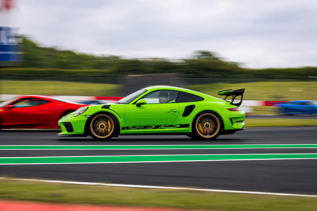 Evento de caridade em Donington Park reúne grandes nomes da velocidade dos games