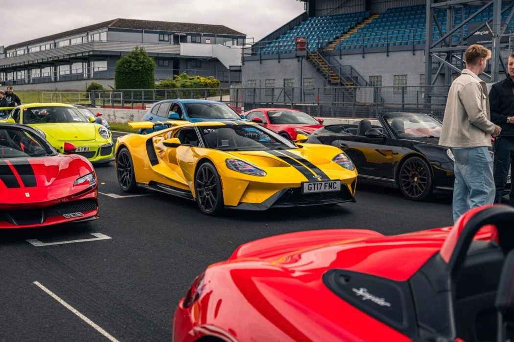 Evento de caridade em Donington Park reúne grandes nomes da velocidade dos games