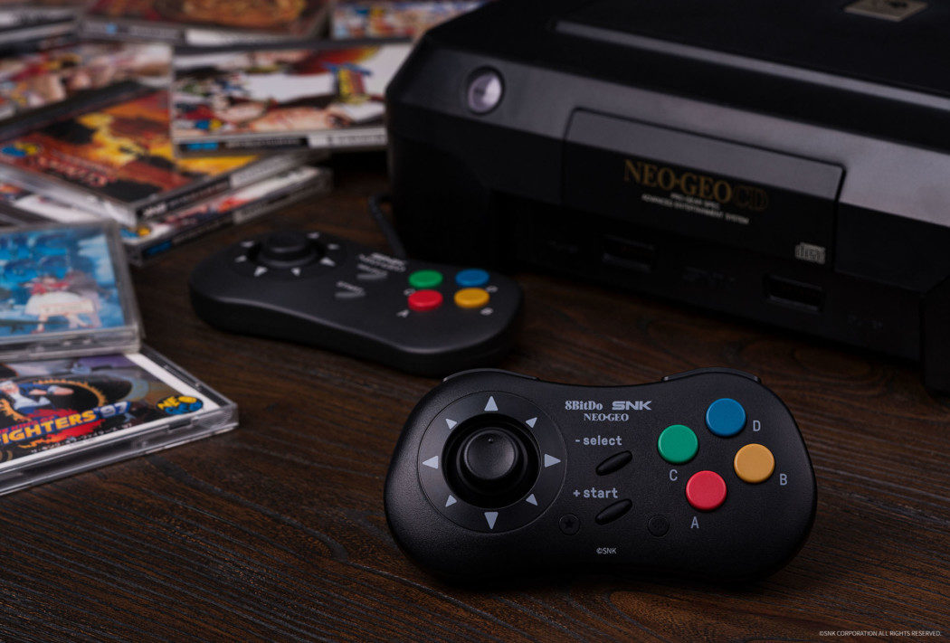 A 8BitDo fez um controle sem fio de Neo Geo em parceria com a SNK