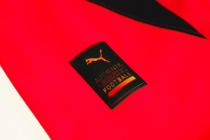 A nova camisa da Puma para o Milan em 2024-25 busca voltar às raízes, com design mais simples e elegante