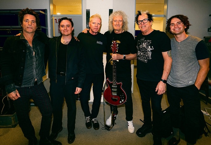 Brian May, do Queen, toca com o Offspring durante show na Eslováquia