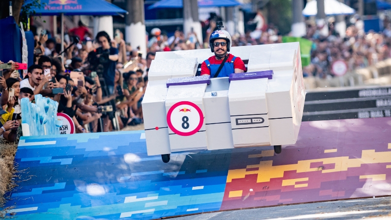 Um carrinho de Super Nintendo ganhou a "corrida maluca" do Red Bull Ladeira Abaixo