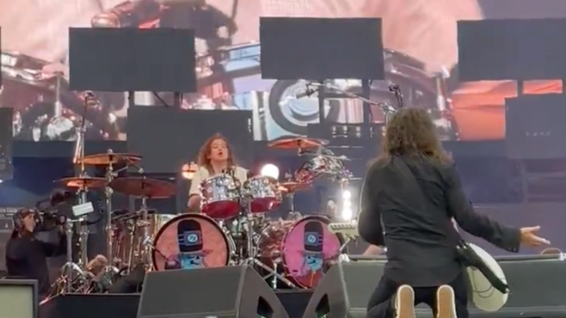 Shane Hawkins toca mais uma vez com o Foo Fighters, tocando My Hero no show em Londres