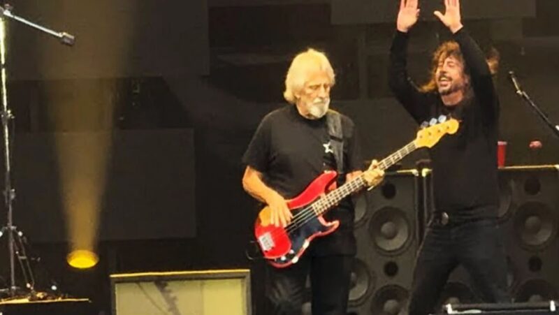 Geezer Butler toca Paranoid do Black Sabbath junto com o Foo Fighters, em show no Reino Unido