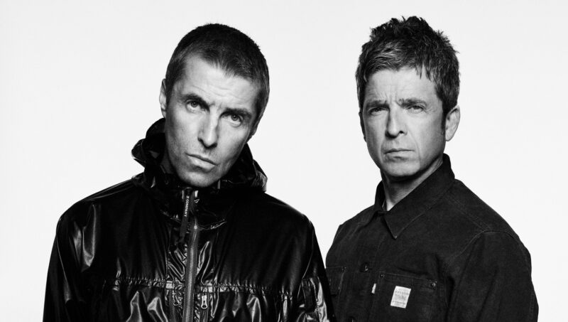 Até que enfim! O Oasis está de volta, com os irmãos Gallagher anunciando uma turnê especial!