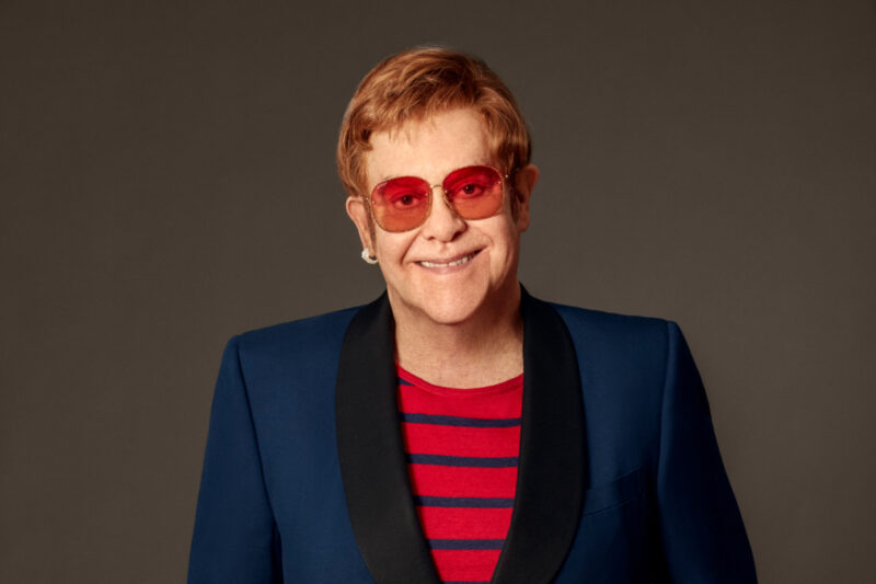 Elton John revela que está se recuperando de uma infecção ocular grave