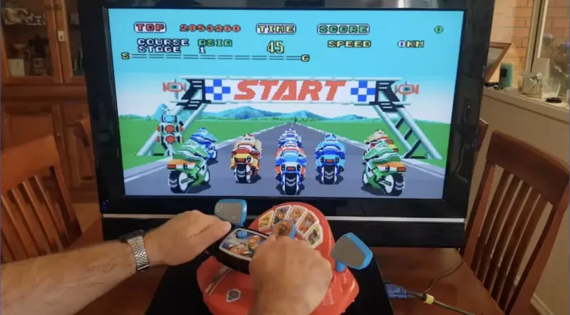 Modder transforma moto de brinquedo da Patrulha Canina em controle para jogar Super Hang-On