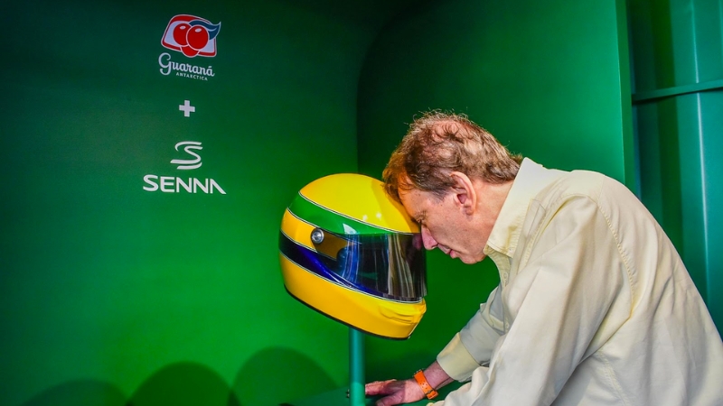 Guaraná Antarctica e Senna Brands revivem a voz do piloto com capacete com tecnologia de condução óssea