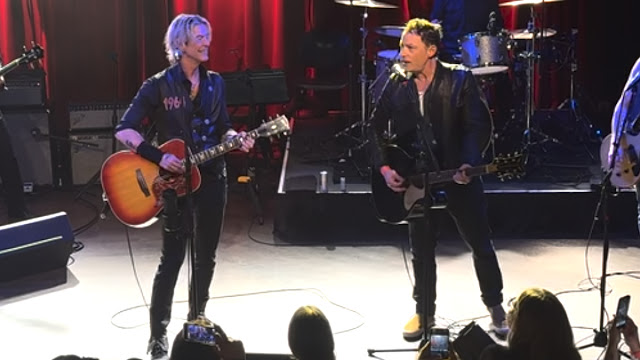 Duff McKagan, do Guns N' Roses, tocou Heroes do David Bowie junto com Jakob Dylan