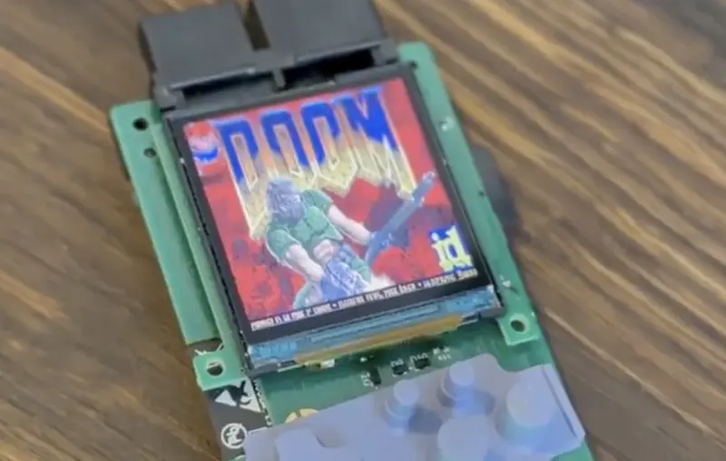 A 8BitMod já adiantou o trabalho e ela mesma já colocou Doom pra rodar em seu novo VMU Pro para Dreamcast