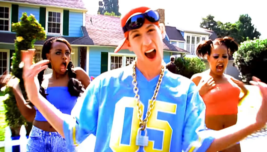 Offspring chama Guy Cohen, estrela do clipe de “Pretty Fly (For a White Guy)”, para o palco em Los Angeles