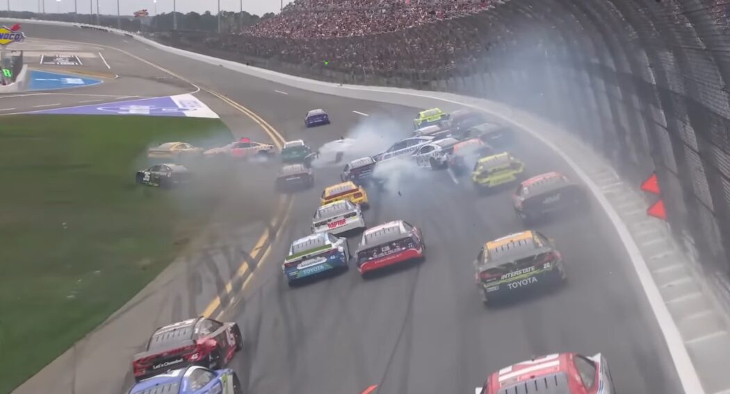 Daytona 500 tem última volta caótica, Michael Jordan no pódio e homenagem em pista para Dale Earnhardt