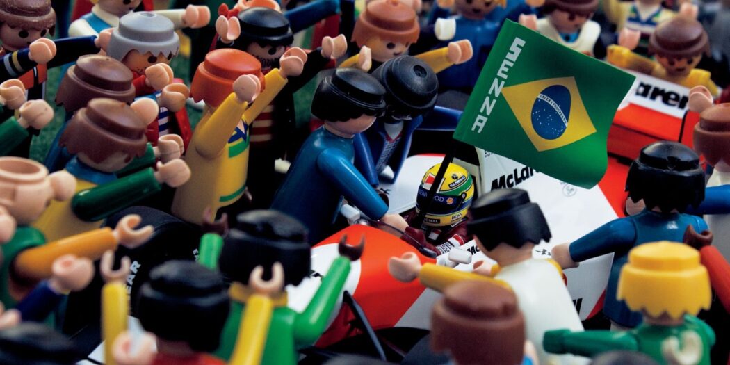 Exposição “GAME: brincar com arte” de Heberth Sobral tem Ayrton Senna de Playmobil e mais.