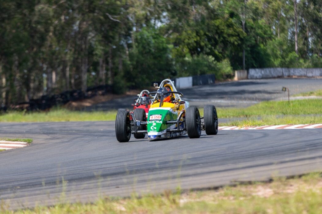 Oliver Paludo vence as duas corridas na abertura da Copa Fórmula Vee-ECPA 2026 em Piracicaba