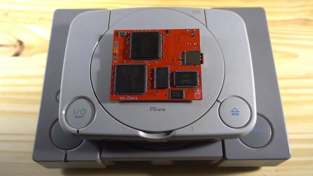 Este PlayStation reúne componentes de várias revisões do console, mais saída de vídeo em HDMI