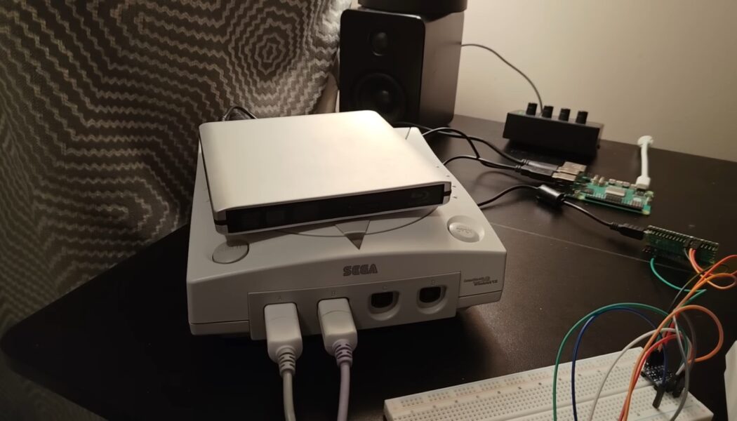 Modificação caseira faz o que a SEGAdon’t: o Dreamcast enfim ganhou um leitor de DVD