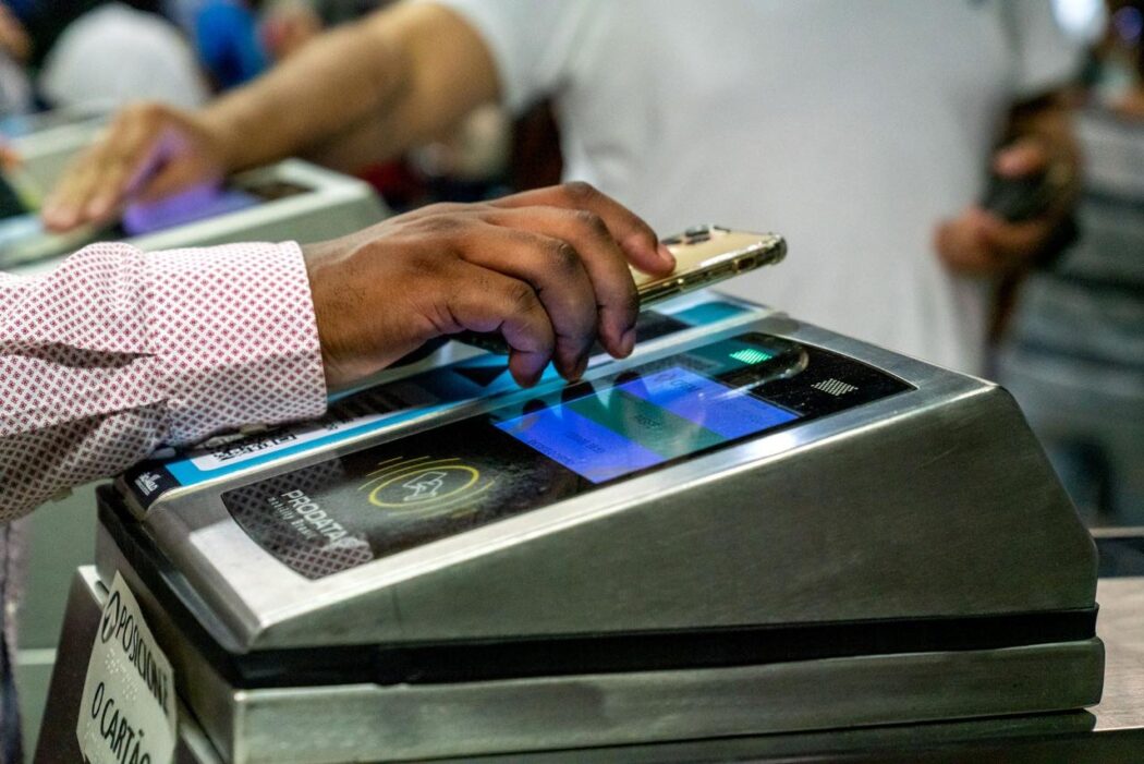 Metrô de São Paulo agora aceita cartões virtuais de celulares e smartwatches para passar na catraca